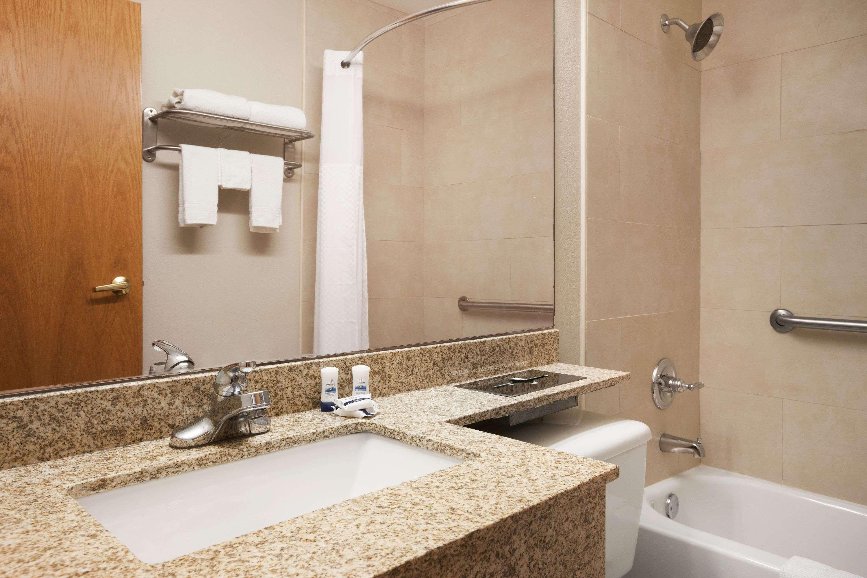 Microtel Inn By Wyndham - Albany Airport Лейтъм Екстериор снимка
