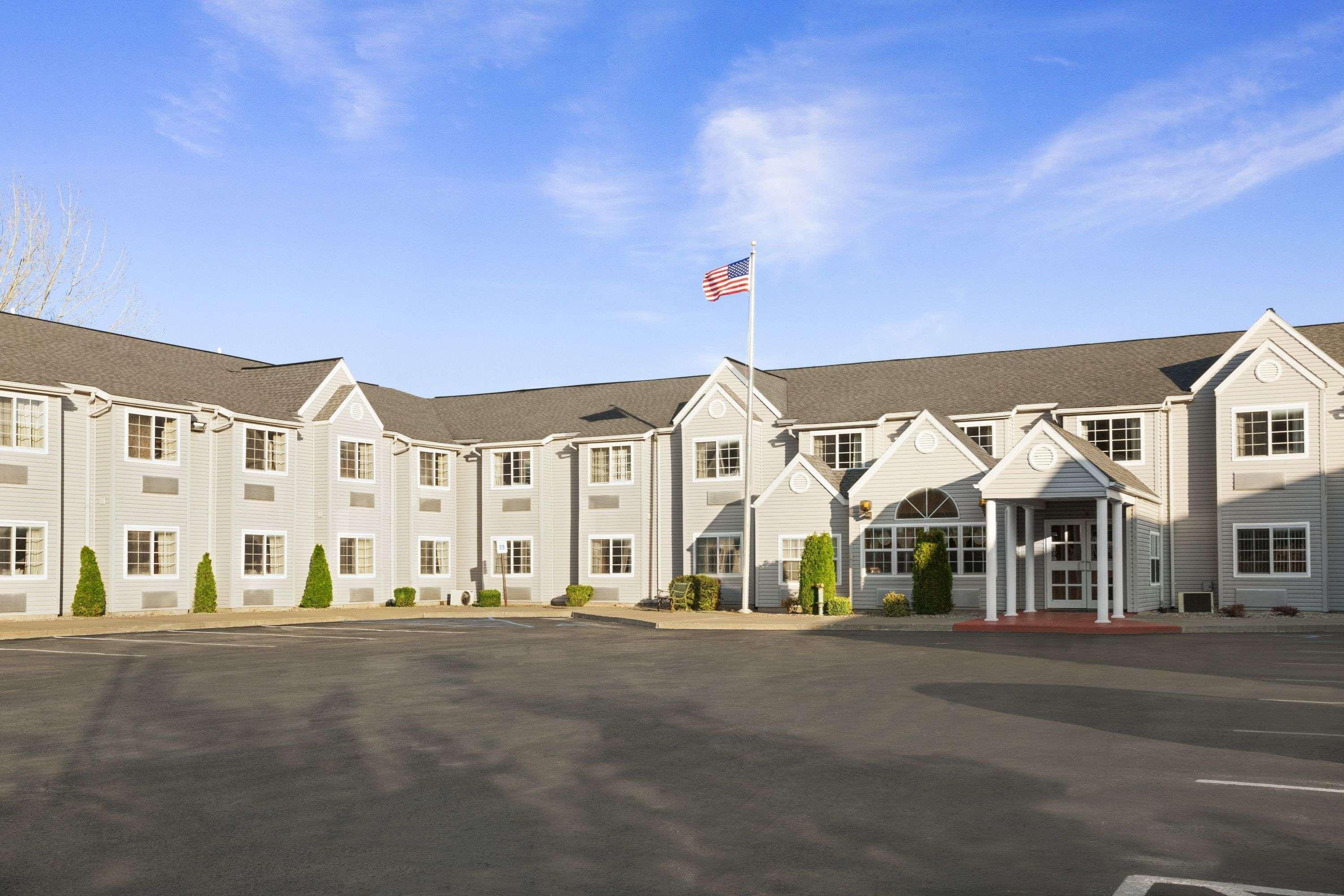 Microtel Inn By Wyndham - Albany Airport Лейтъм Екстериор снимка