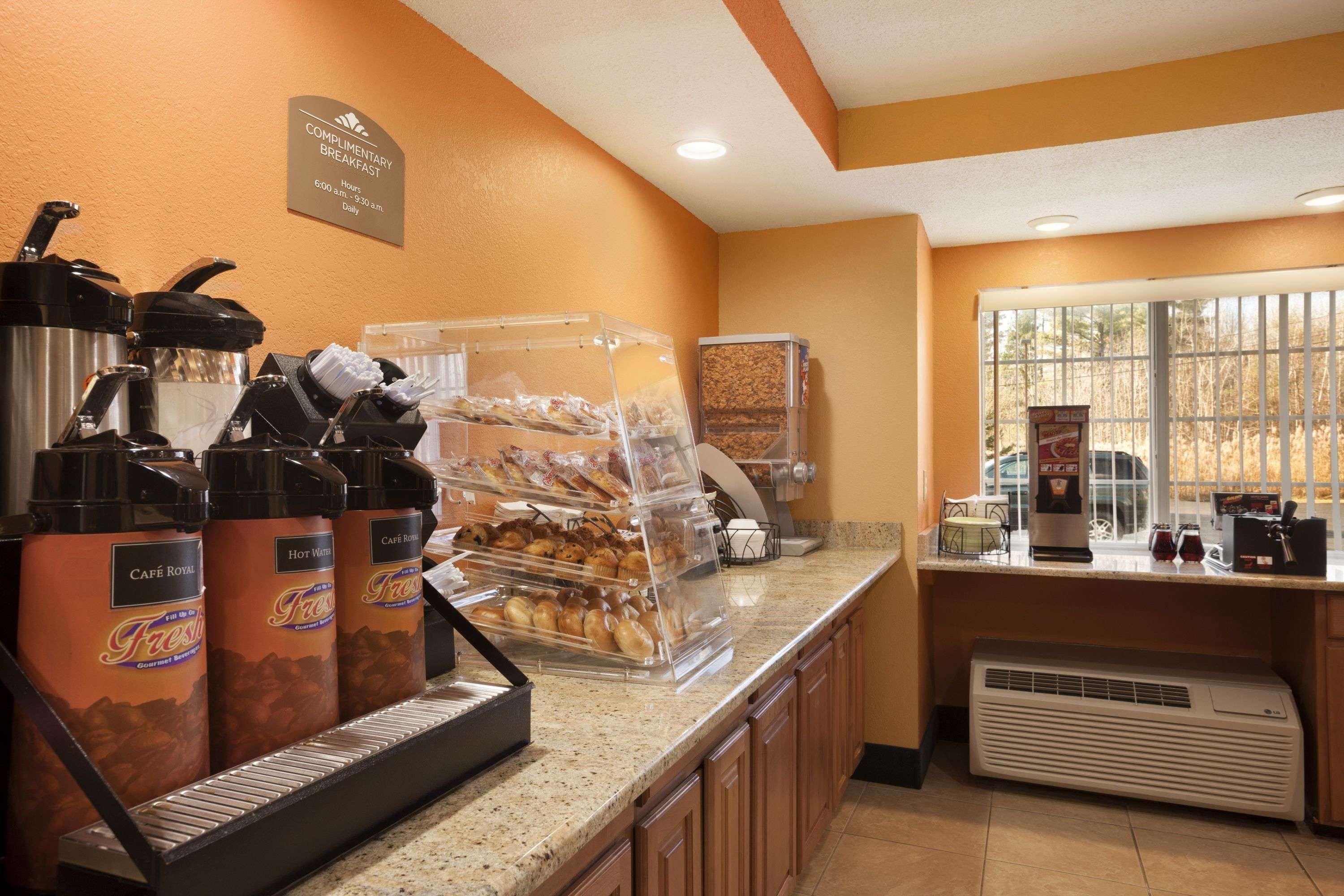 Microtel Inn By Wyndham - Albany Airport Лейтъм Екстериор снимка