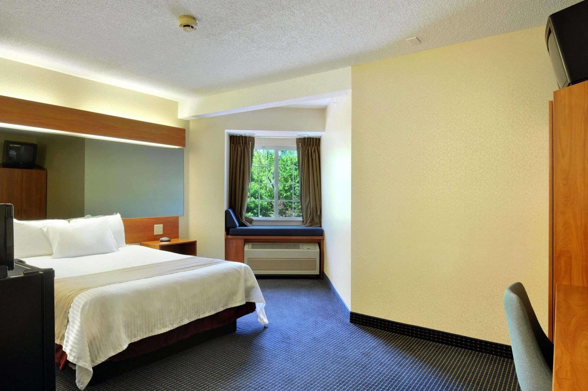 Microtel Inn By Wyndham - Albany Airport Лейтъм Екстериор снимка