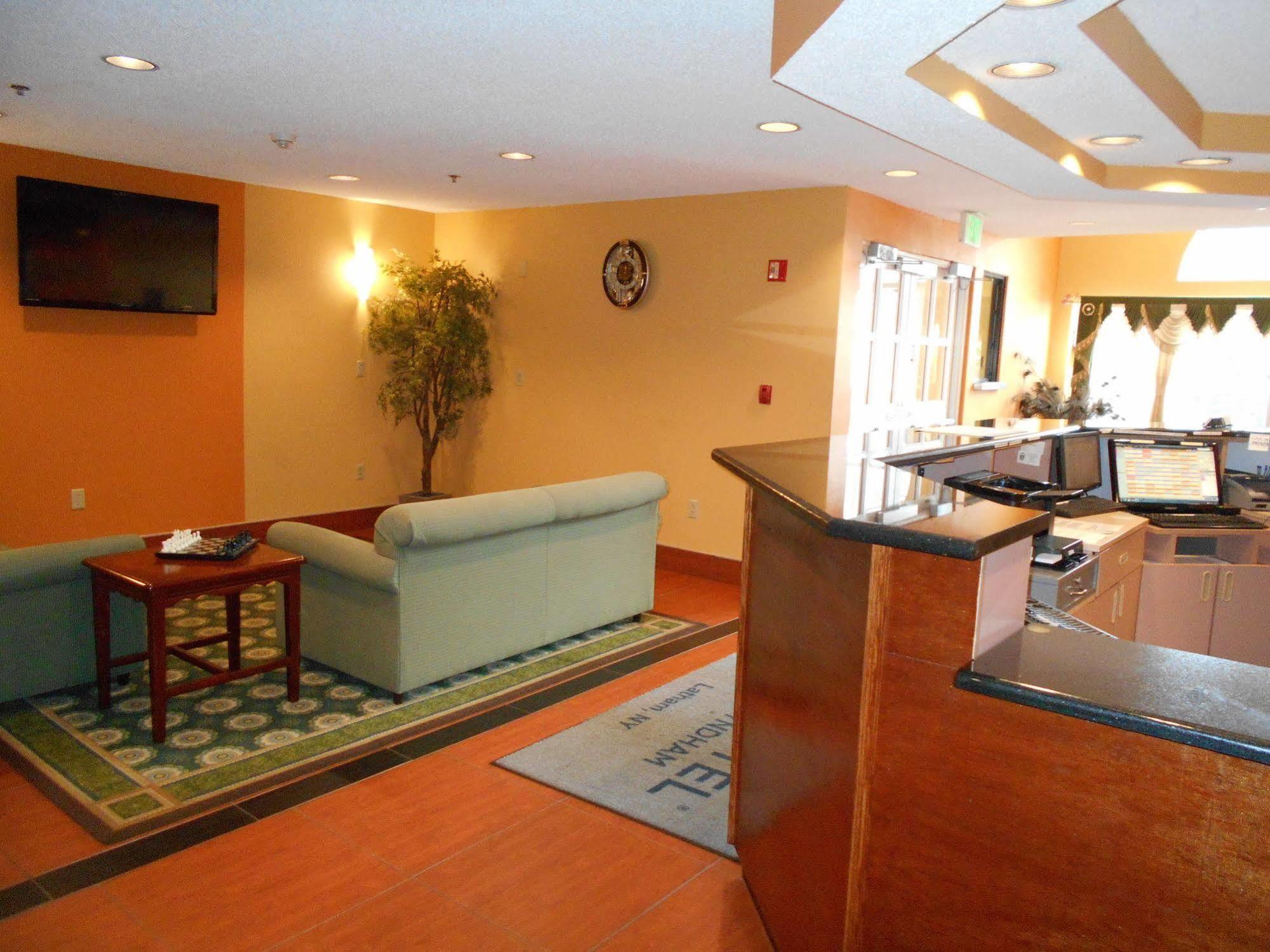 Microtel Inn By Wyndham - Albany Airport Лейтъм Екстериор снимка