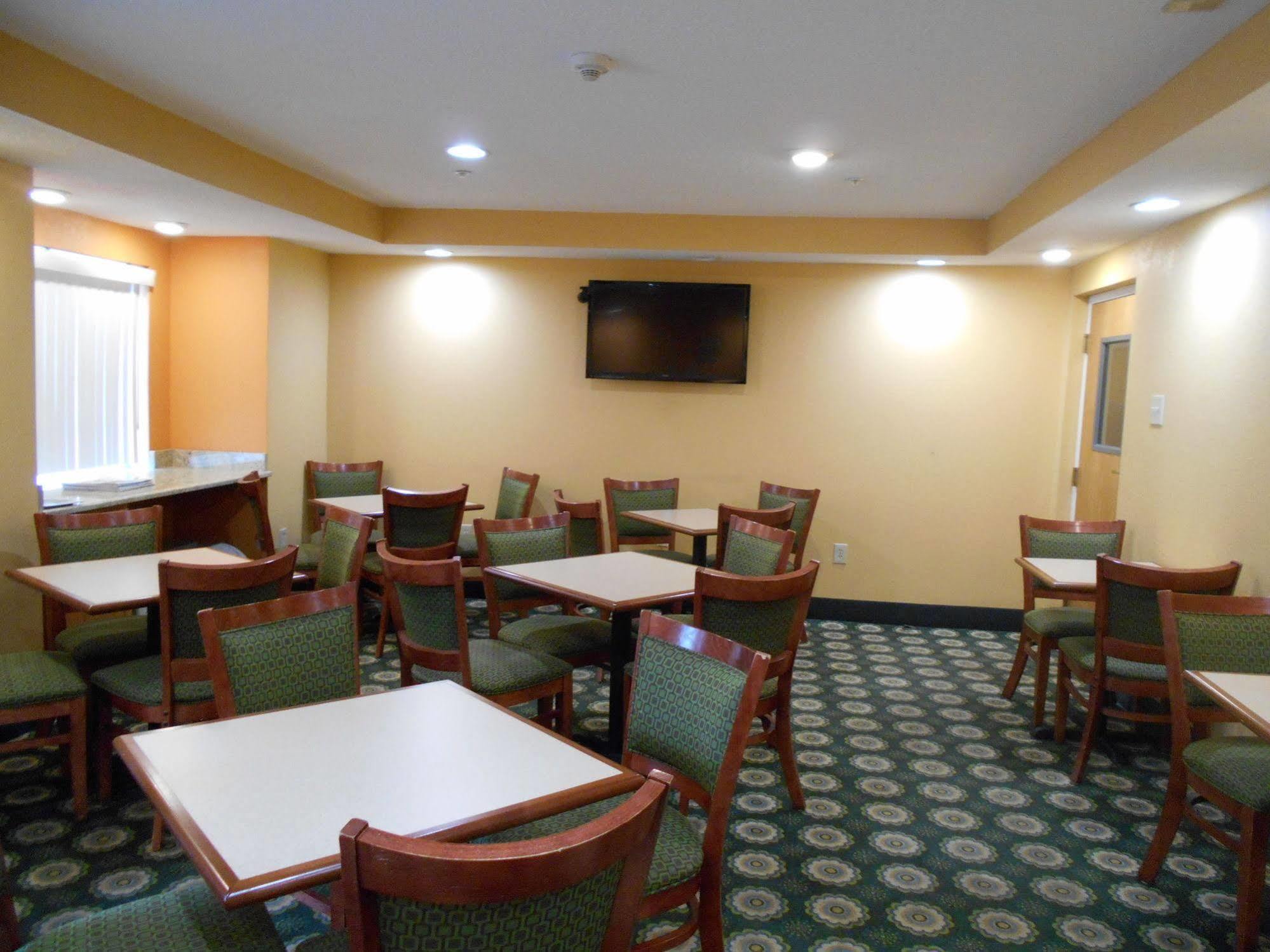 Microtel Inn By Wyndham - Albany Airport Лейтъм Екстериор снимка