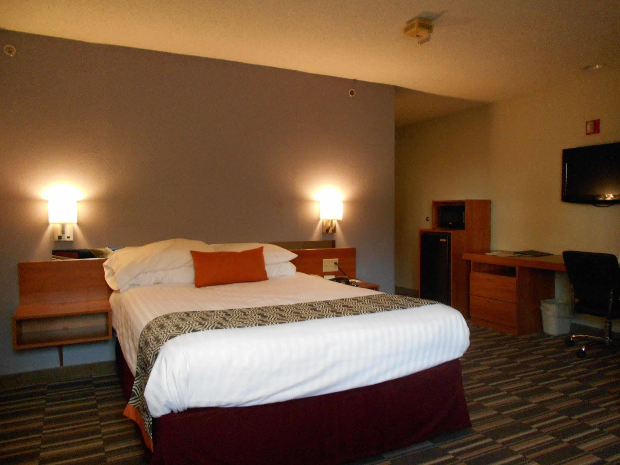 Microtel Inn By Wyndham - Albany Airport Лейтъм Екстериор снимка