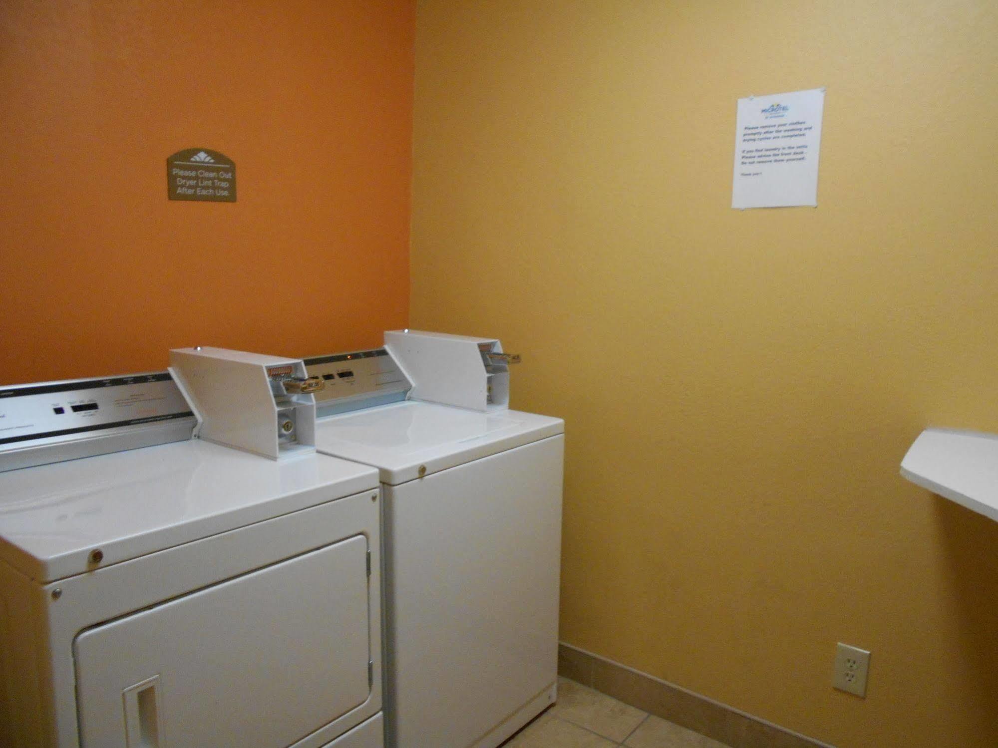 Microtel Inn By Wyndham - Albany Airport Лейтъм Екстериор снимка
