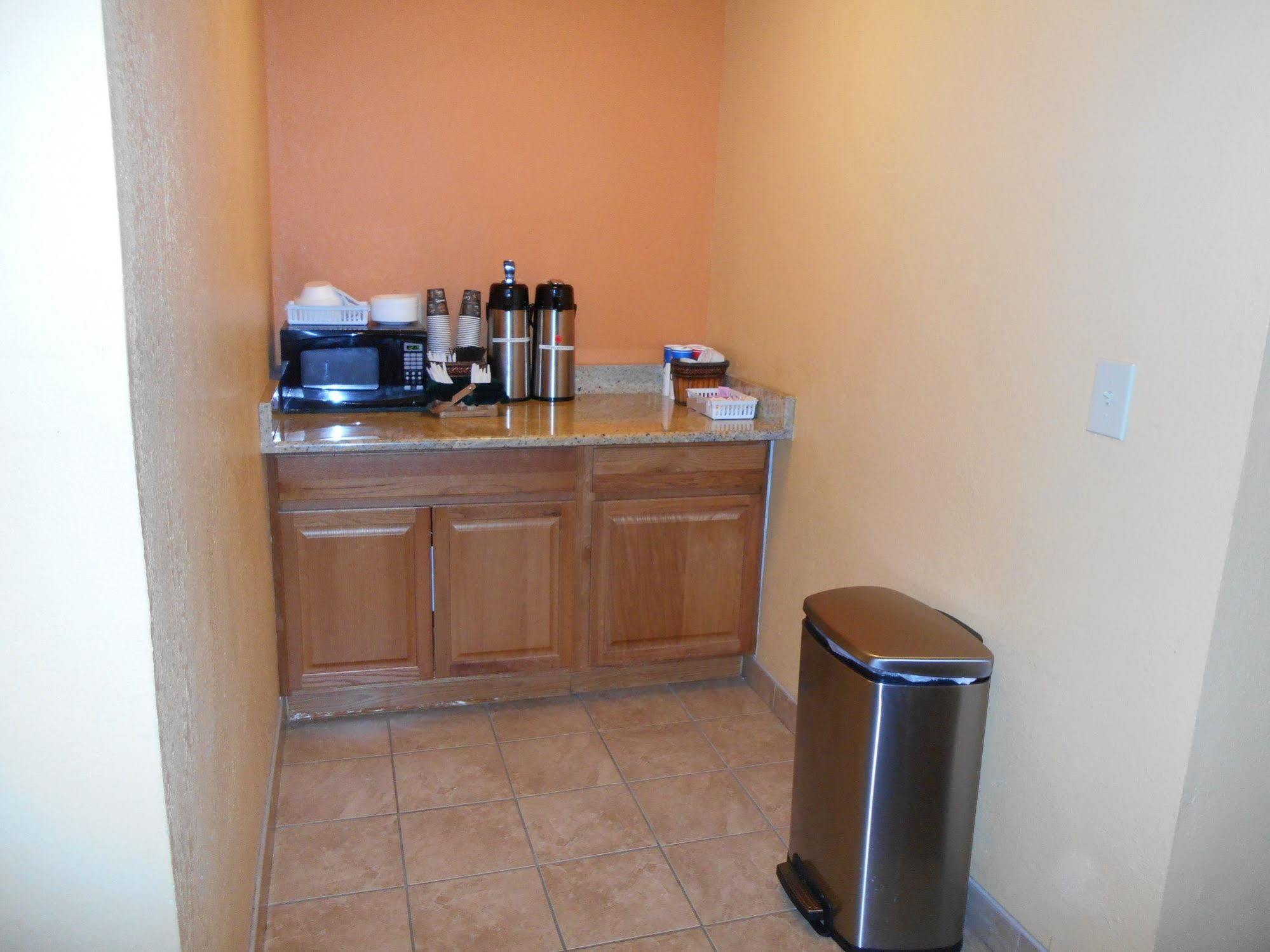 Microtel Inn By Wyndham - Albany Airport Лейтъм Екстериор снимка