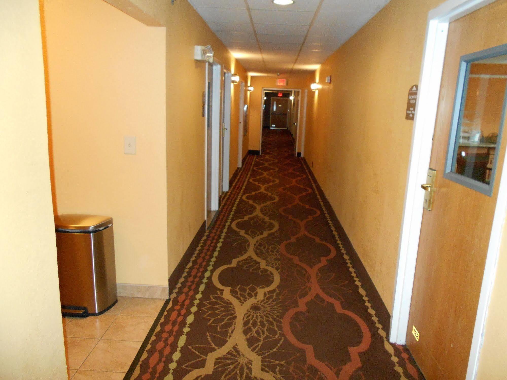 Microtel Inn By Wyndham - Albany Airport Лейтъм Екстериор снимка